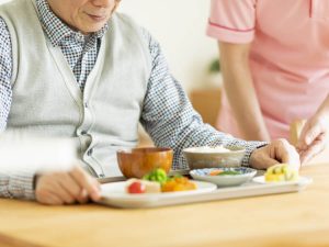 食事を提供する介護士