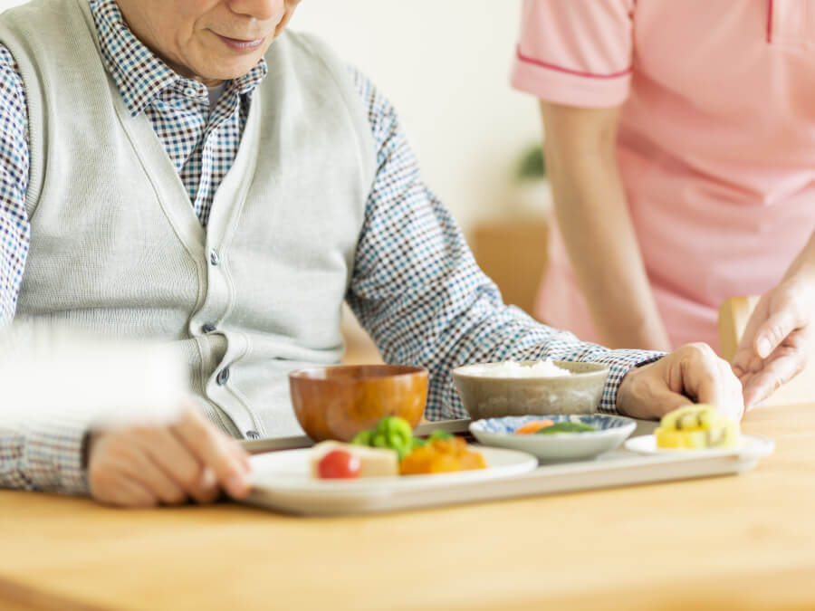 食事を提供する介護士